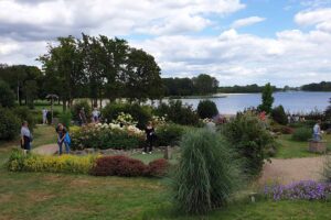 Minigolf USA banen met meer op achtergrond