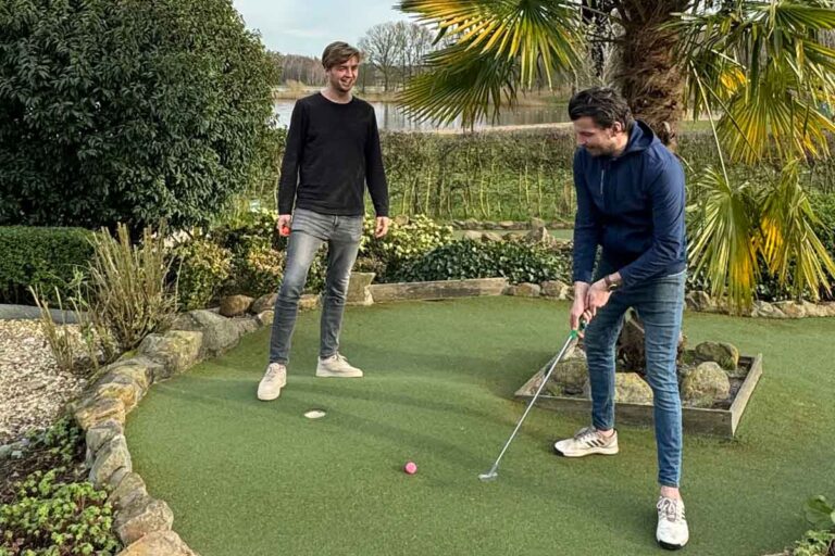 Minigolf USA baan met spelers