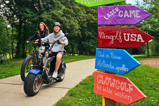 Romantische e-tour met stel op e-scooters