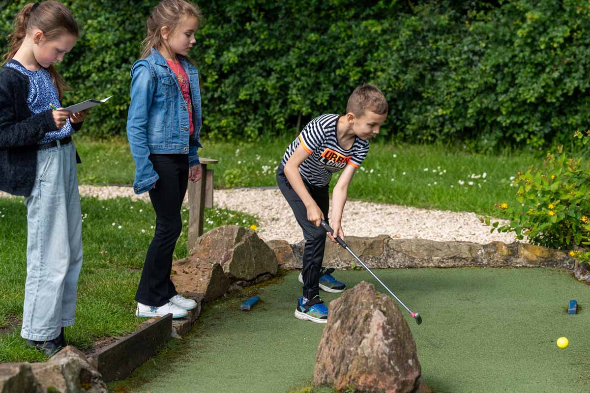 Minigolf kinderen op de minigolfbaan