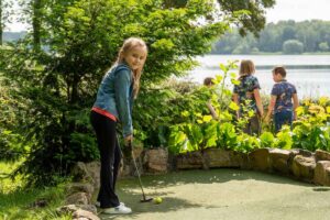 Minigolf kinderfeestje met uitzicht over het meer van Bussloo