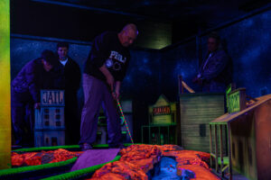 Glowgolf baan met meerdere spelers